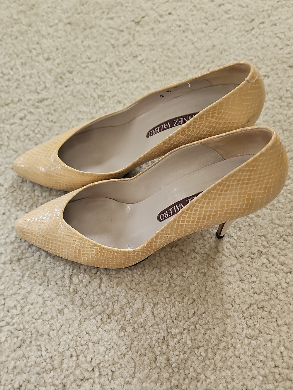 Martinez Valero Beige Snakeskin Pointed Toe Pumps 8M 3.75" Heels - Picture 12 of 12